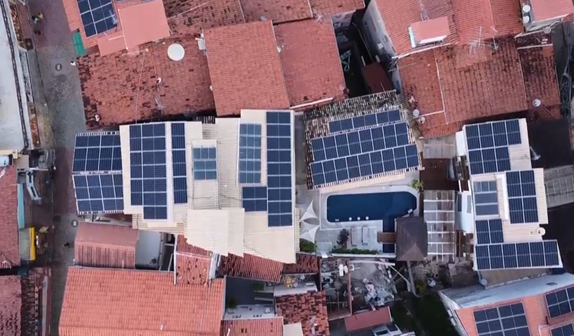 Painéis solares instalados nos telhados da Pousada Mareia