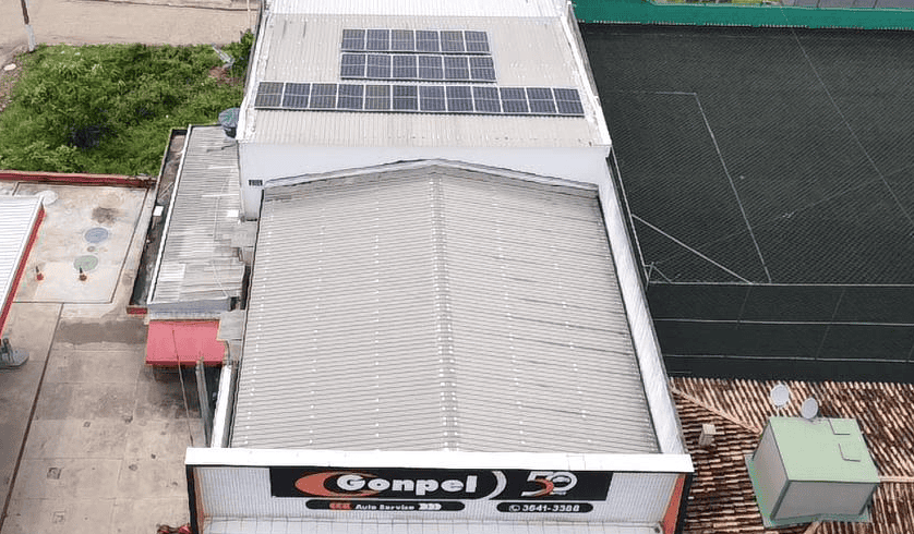 Telhado do imóvel da Gonpel com um conjunto de módulos solares