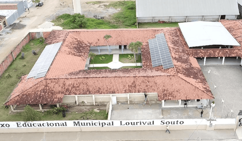 Vista aérea da Escola Lourival Souto, com módulos solares no telhado
