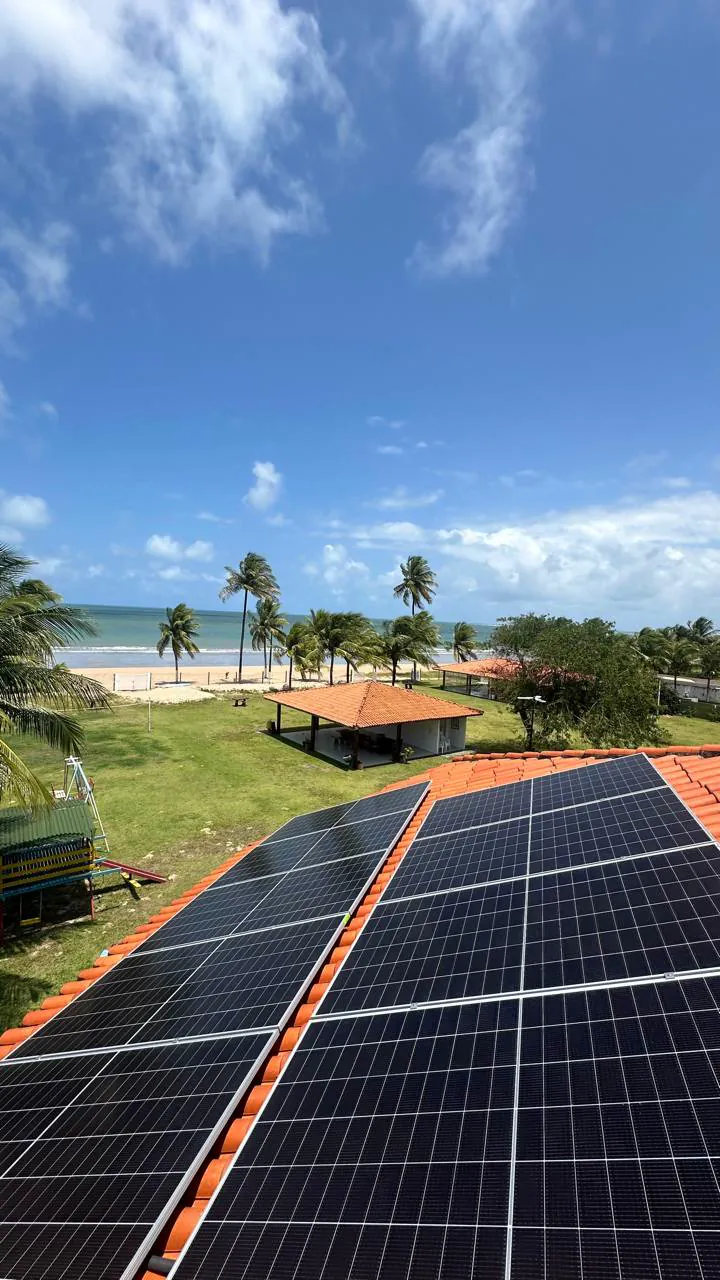 Painéis solares e horizonte na instalação residencial